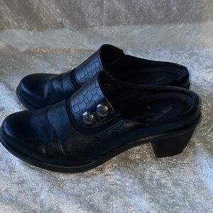 Cozy street clogs mules Sz 6 1/2 M black like new